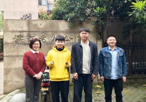 走访教师与实习学生在滨江老年公寓合影